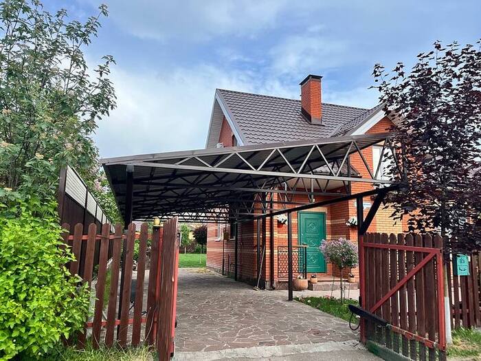 Навес у кирпичного дома