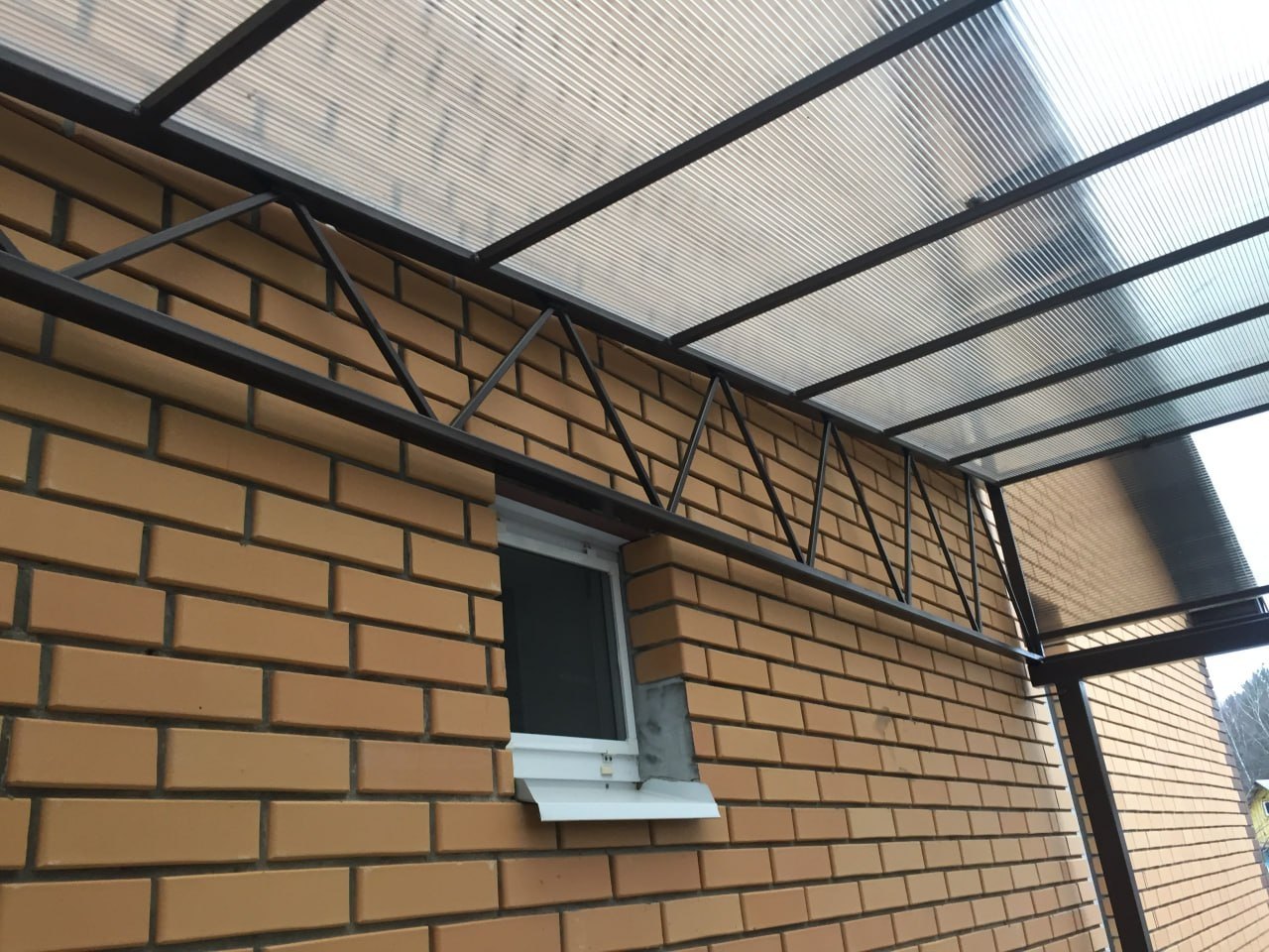 Пристенный навес из поликарбоната над проходом
